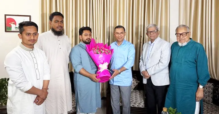 নাহিদ ইসলামের সঙ্গে দেখা করতে তার বাসায় তারেক রহমান